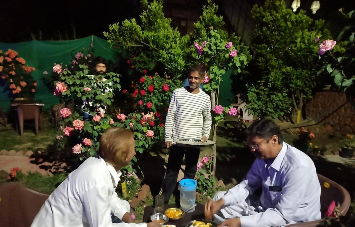Houseboat Karima Palace Srinagar  Luaran gambar