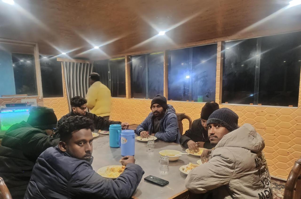 Houseboat Karima Palace Srinagar  Luaran gambar