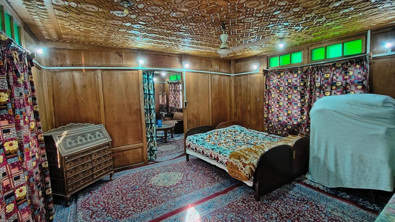 Houseboat Karima Palace Srinagar  Luaran gambar