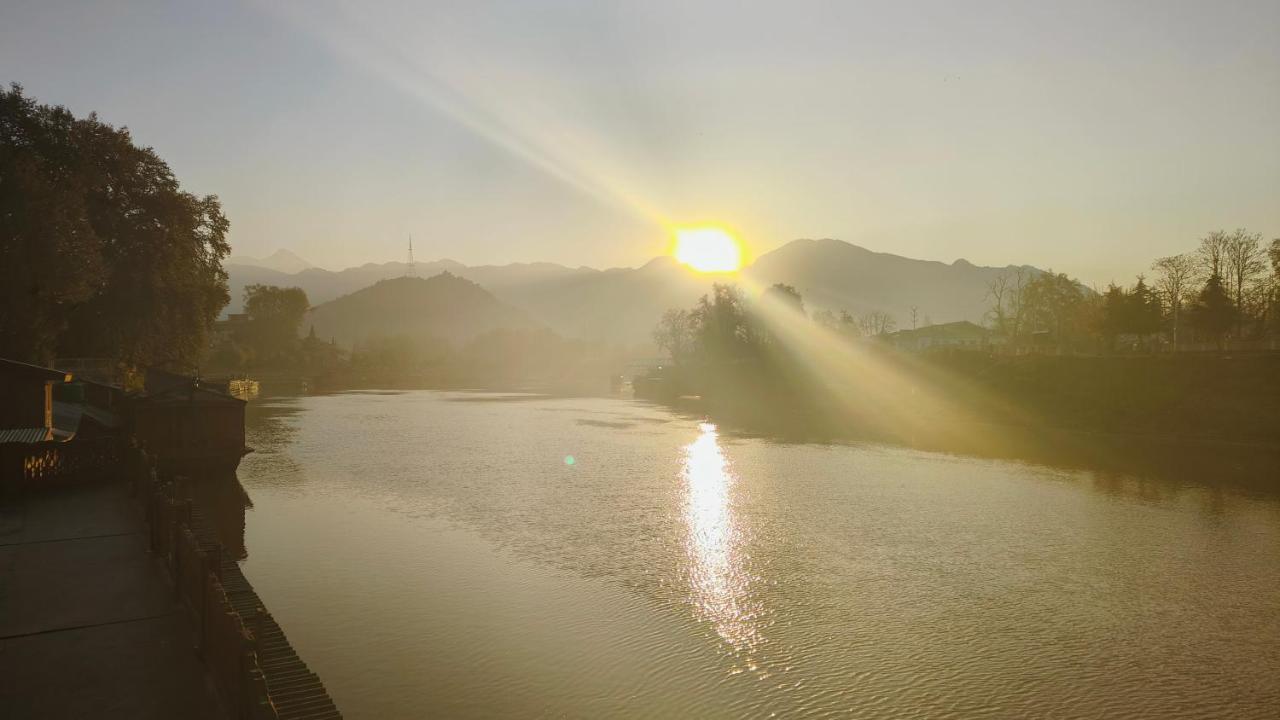 Houseboat Karima Palace Srinagar  Luaran gambar