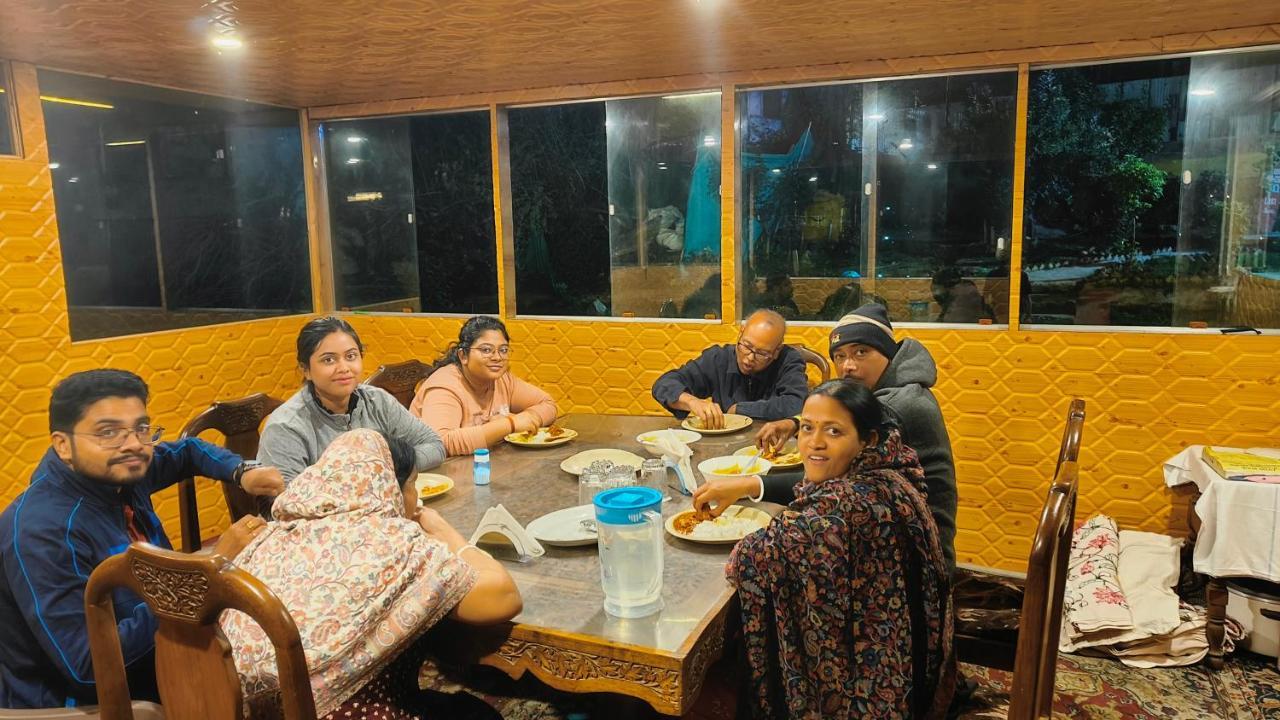 Houseboat Karima Palace Srinagar  Luaran gambar