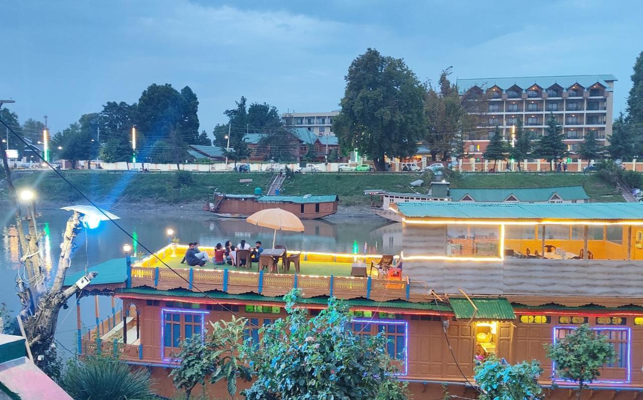 Houseboat Karima Palace Srinagar  Luaran gambar