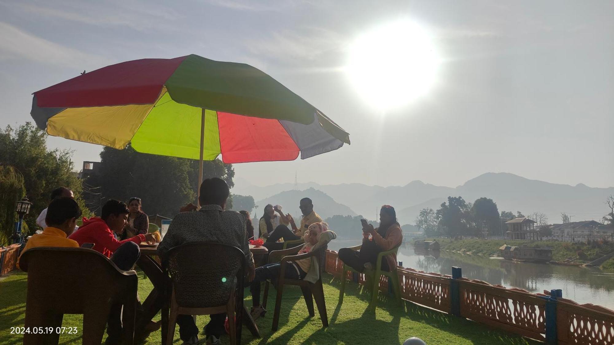 Houseboat Karima Palace Srinagar  Luaran gambar