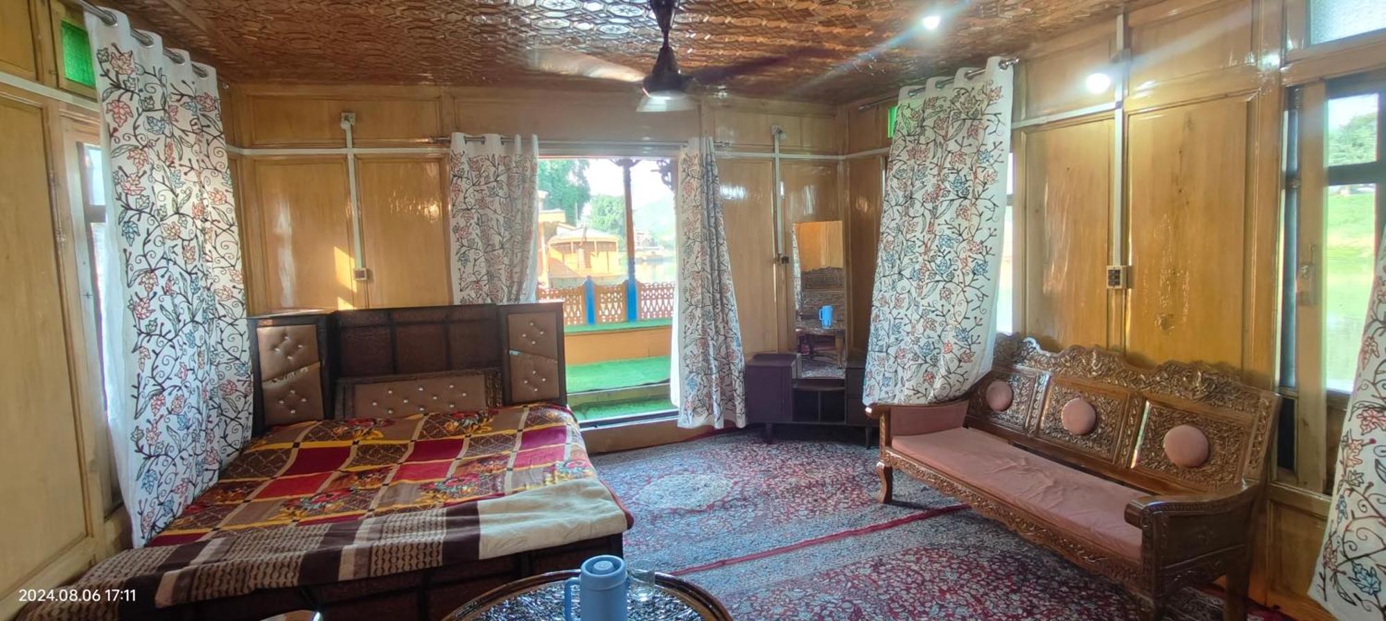 Houseboat Karima Palace Srinagar  Luaran gambar