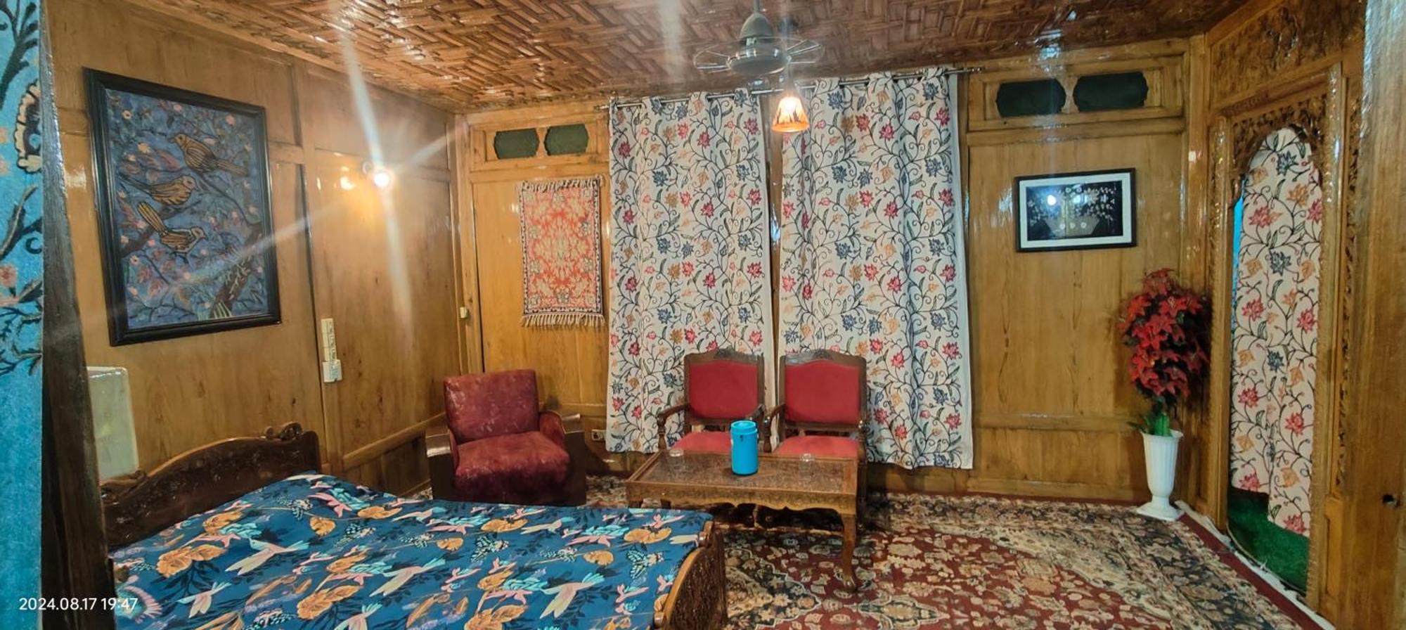 Houseboat Karima Palace Srinagar  Luaran gambar